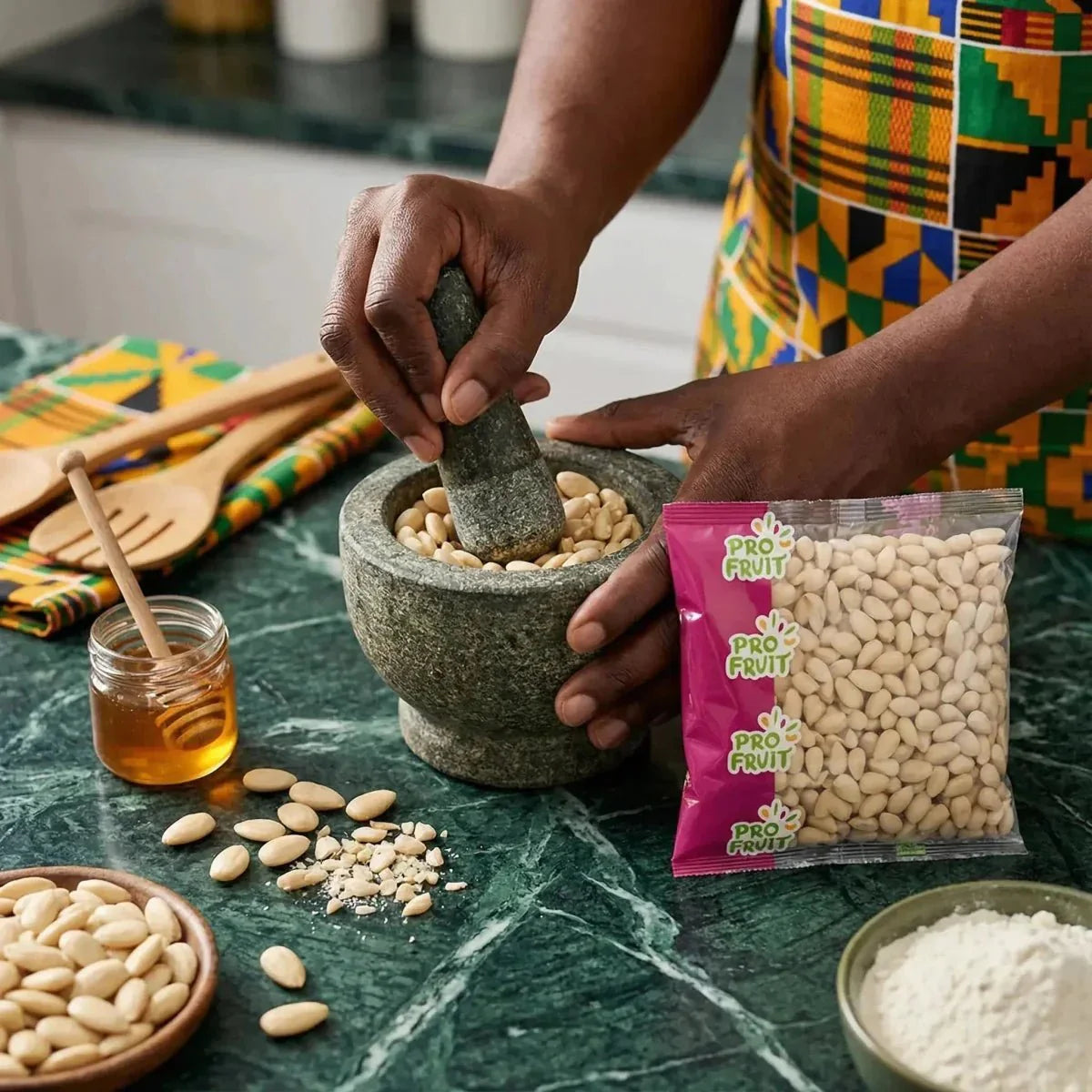 Mandorle PROFRUIT 400g & preparazione: mortaio pieno di mandorle e miele.