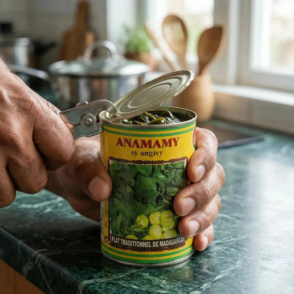 Boîte de conserve Anamamy sy angivy CODAL ouverte avec un ouvre-boîte.