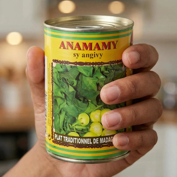 Anamamy sy angivy, plat traditionnel de Madagascar, de CODAL, tenu dans une main.
