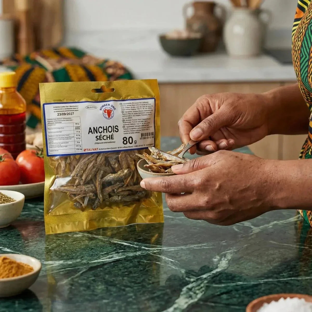 Transparant en gouden zakje met gedroogde ansjovis NUMBER ONE 80g, houdbaarheidsdatum.