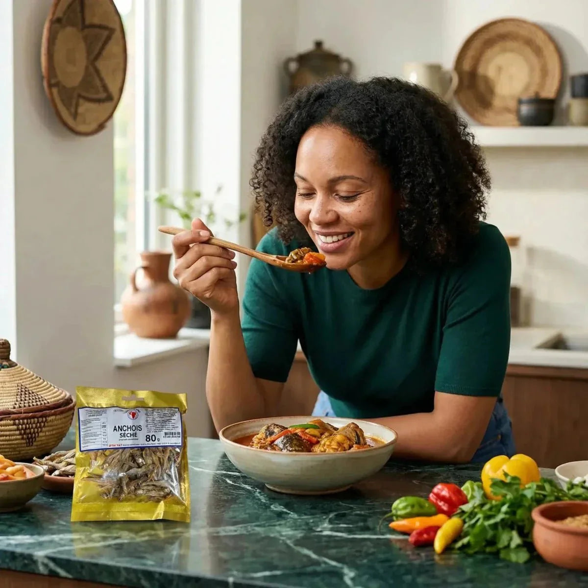 Gedroogde ansjovis, gouden zakje 80g, glimlachende vrouw die een bereid gerecht proeft. Verse kruiden.