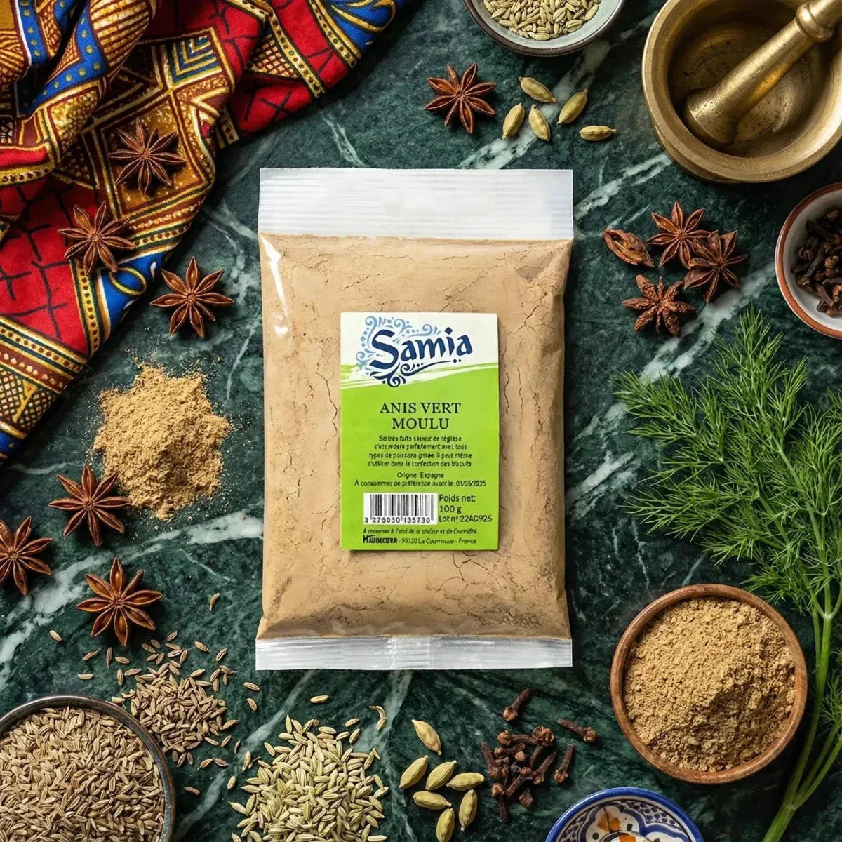 Sachet d'anis vert moulu Samia sur fond vert marbré, entouré d'anis étoilé, graines.