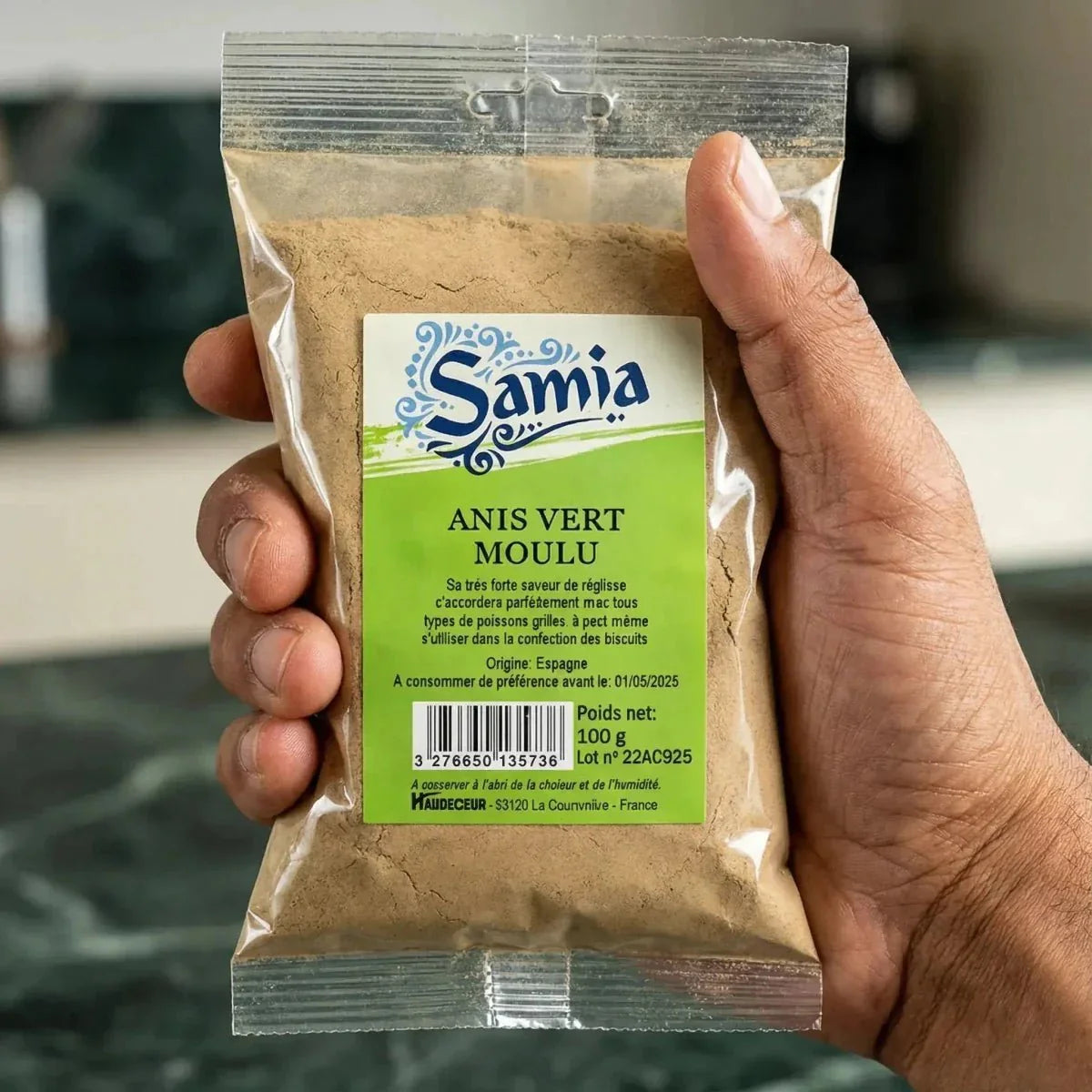 Sachet d'anis vert moulu Samia 100g tenu en main. Emballage vert & transparent.