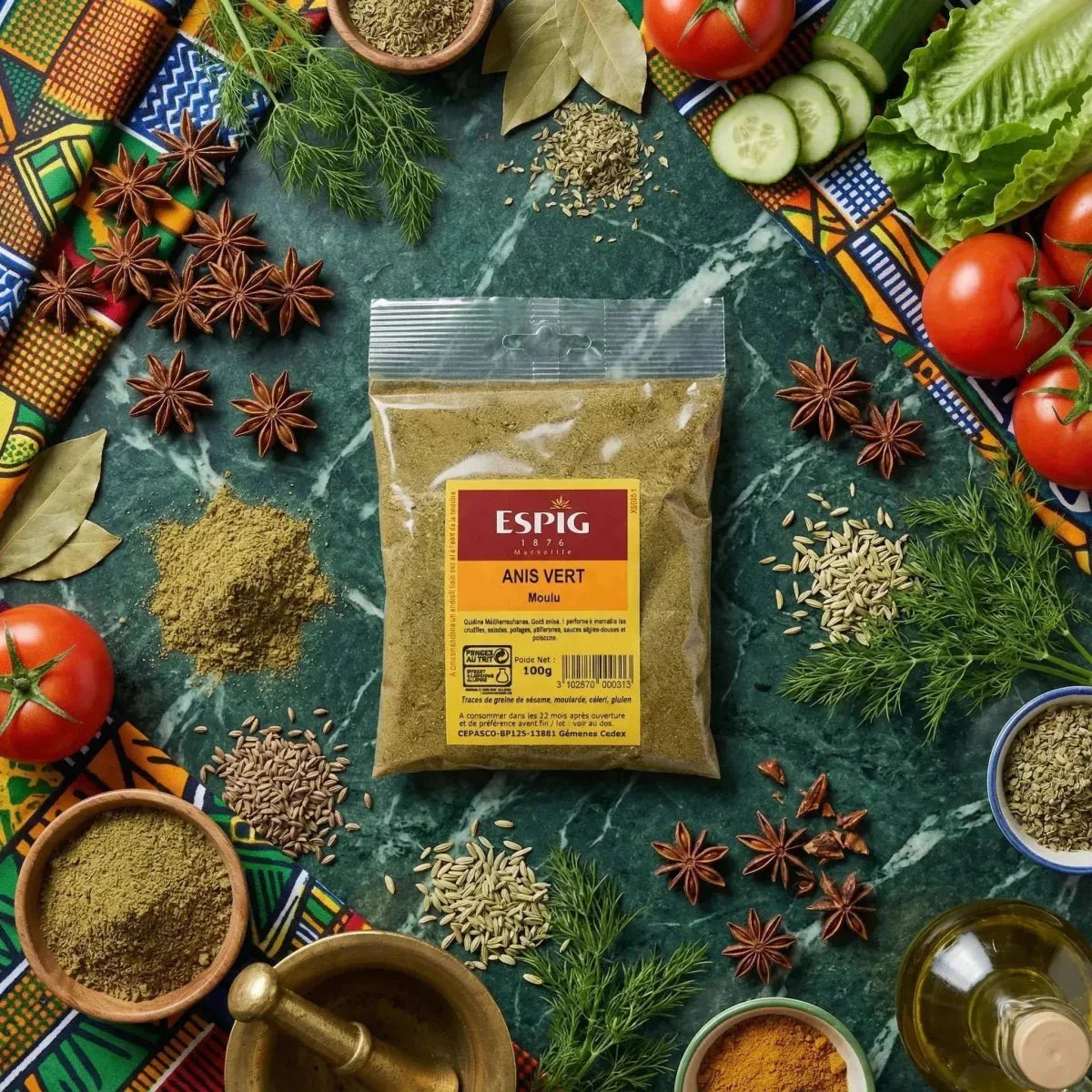 Sacchetto di anice verde macinato Espig su sfondo di marmo verde, circondato da ingredienti freschi.