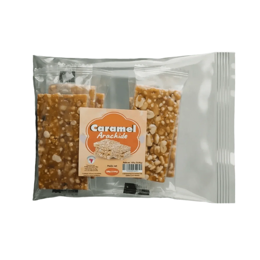 Gekarameliseerde pinda's in een transparant, individueel verzegeld zakje, label Caramel Arachide Number One.