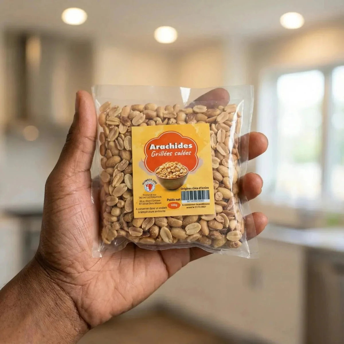 Gezouten geroosterde pinda's van NUMBER ONE, in een doorzichtige zak.