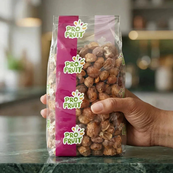Sachet d'arachides sucrées PROFRUIT 500g tenu à la main. Étiquette rose, logo vert et blanc.