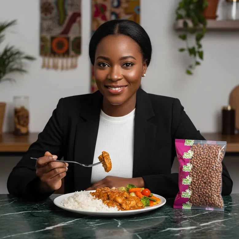 Femme dégustant un plat cuisiné avec des arachides crues PROFRUIT, parfaites pour enrichir les repas traditionnels avec goût et croquant.