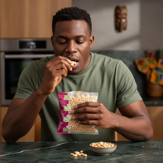 Homme dégustant des arachides blanches PROFRUIT directement du sachet, parfaites pour une pause gourmande saine et savoureuse.