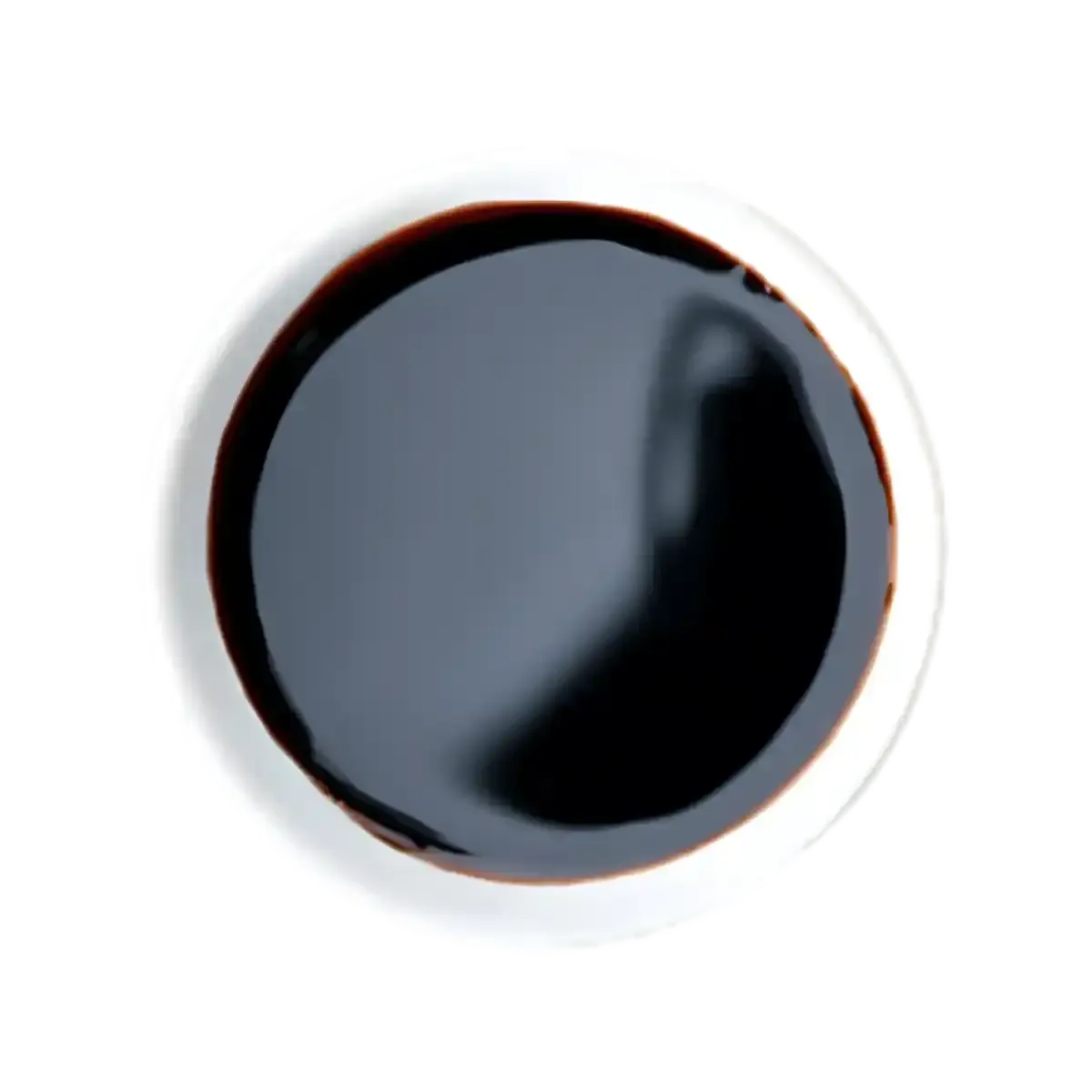 Vue rapprochée d’un bol contenant l’Arôme MAGGI, révélant sa texture liquide foncée parfaite pour rehausser les saveurs umami.