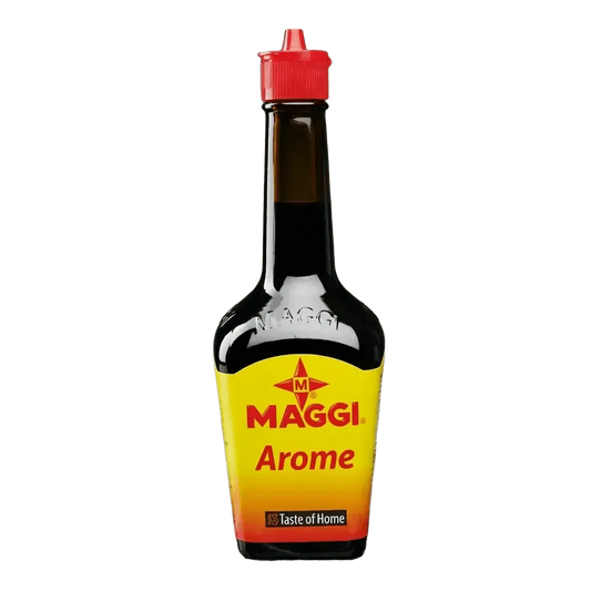 Fles MAGGI Aroma, bruine vloeibare smaakmaker in glazen fles, rode dop. Gele etiket.