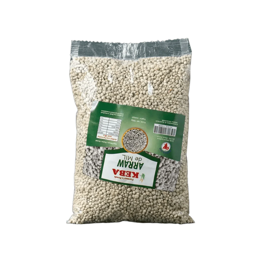 Zakje Keba Arraw van gierst, vooraanzicht op groene achtergrond. Kleine witte bolletjes, groen etiket.