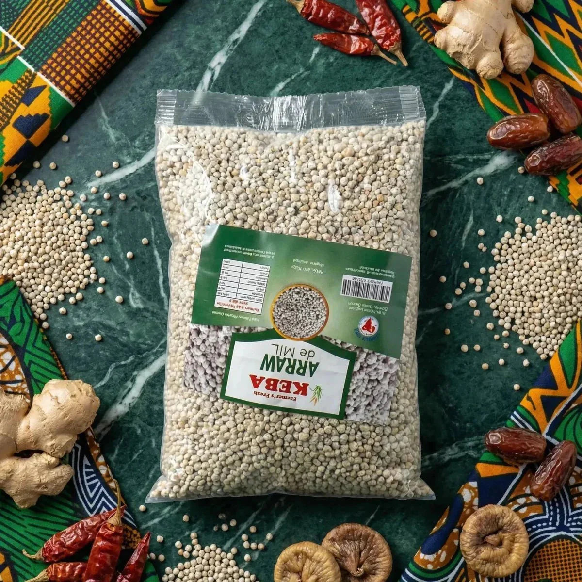 Sacchetto di Arraw di Mil Keba, cereale africano in chicchi, circondato da spezie, zenzero, datteri.