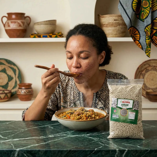 Femme mangeant plat à base d'arraw KEBA. Sachet 500g d'arraw de mil à droite. Décor ethnique.