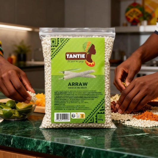 Préparation culinaire avec Arraw TANTIE sur plan de travail, grains de mil roulé utilisés pour un plat savoureux et rapide à cuisiner.
