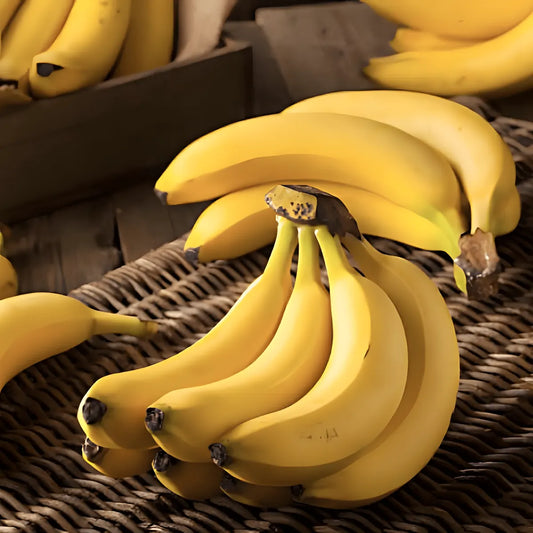 Régimes de bananes jaunes fraîches dans un panier en osier, fruit nutritif pour une alimentation équilibrée.