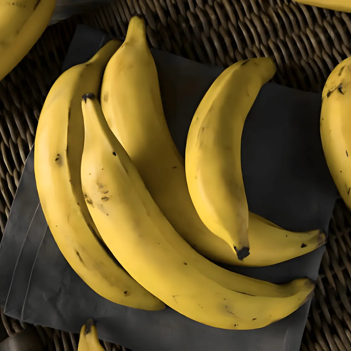 Groupe de bananes plantain jaunes sur fond rustique, ingrédient polyvalent pour cuisine africaine ou caribéenne. Texture ferme et goût sucré.