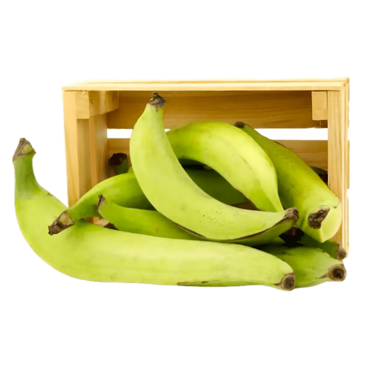Bananes plantains vertes fraîches dans une caisse en bois, parfaites pour recettes variées. Produit frais riche en goût et texture.
