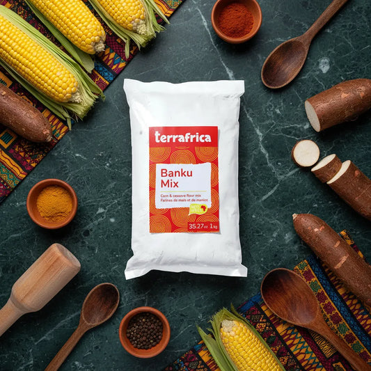 Farine maïs manioc Banku mix - TERRAFRICA entourée de manioc, maïs et épices, ingrédient essentiel pour une cuisine africaine authentique.