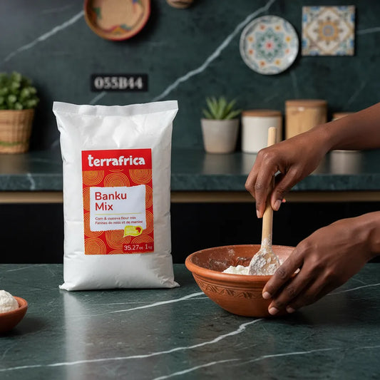 Préparation de pâte avec la Farine maïs manioc Banku mix - TERRAFRICA, parfaite pour des recettes africaines à texture lisse et élastique.