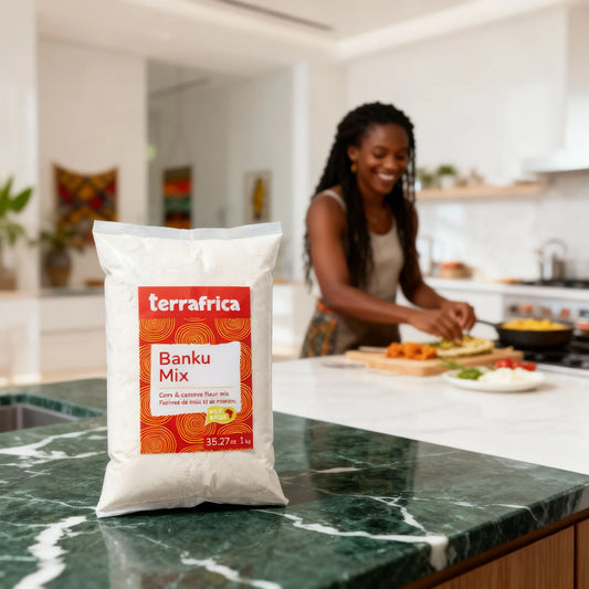 Farine maïs manioc Banku mix - TERRAFRICA posée sur un plan de travail moderne, idéale pour cuisiner des plats savoureux en famille.