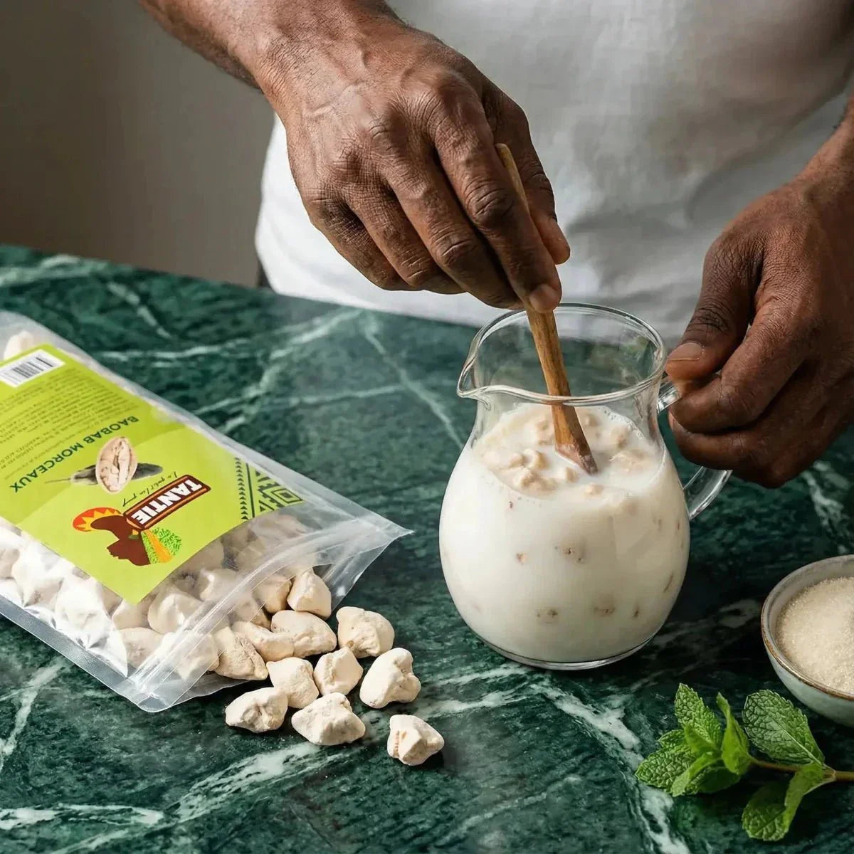 Baobab TANTIE in pieces, open bag, drink preparation.