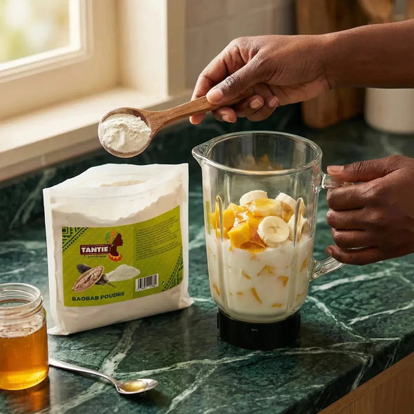 Smoothie-Zubereitung: TANTIE Baobab-Pulver wird zusammen mit Früchten, Honig und Milch in einen Mixer gegeben.