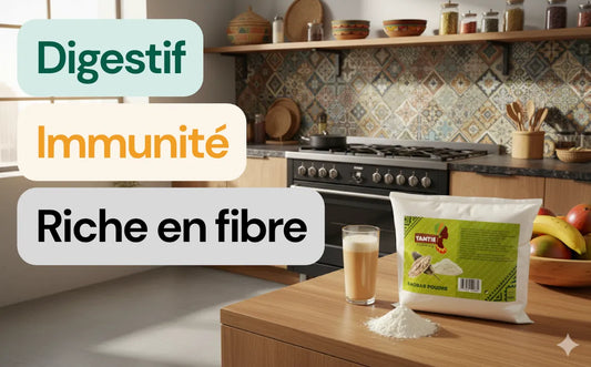 Poudre de Baobab TANTIE dans une cuisine chaleureuse, accompagnée d’un verre et des bienfaits Digestif, Immunité et Riche en fibre affichés.