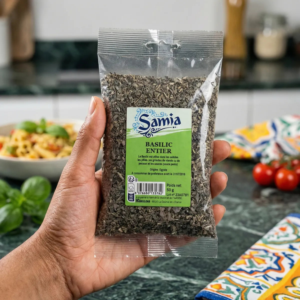 Zak met hele basilicum van Samia, met gedroogde groene kruiden.