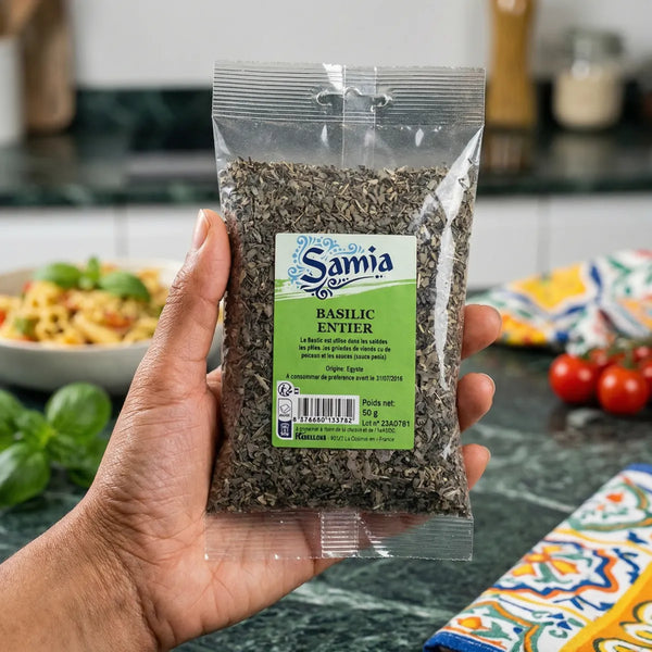 Sachet de basilic entier by Samia, avec des herbes vertes séchées.
