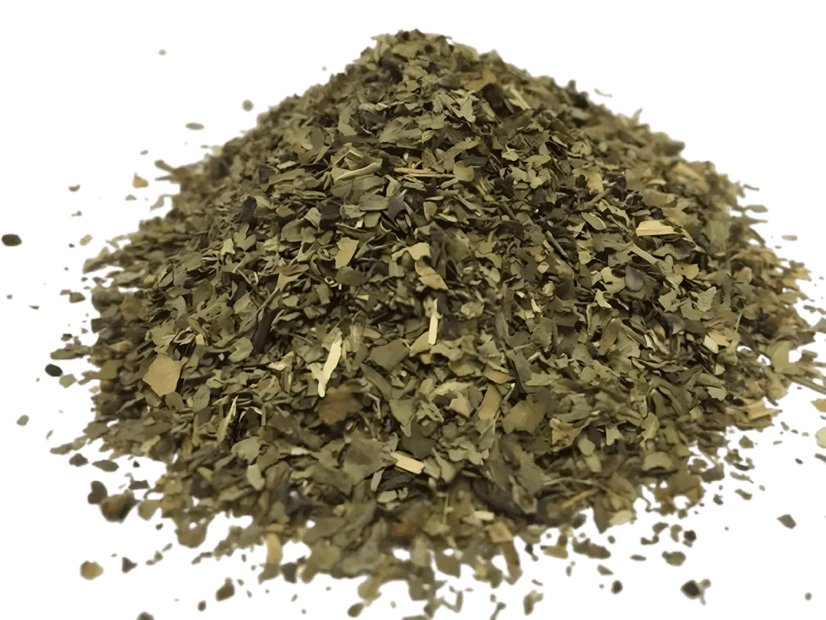 Hele gedroogde basilicum van SAMIA, gepresenteerd in een hoop, met groene en bruine bladeren.