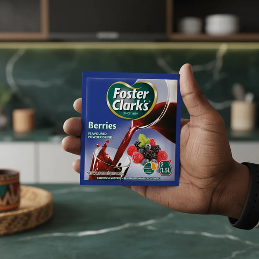 Sachet FOSTER CLARKS Jus Poudre Berries tenu en main, idéal pour une boisson fruitée instantanée à base de fruits rouges.
