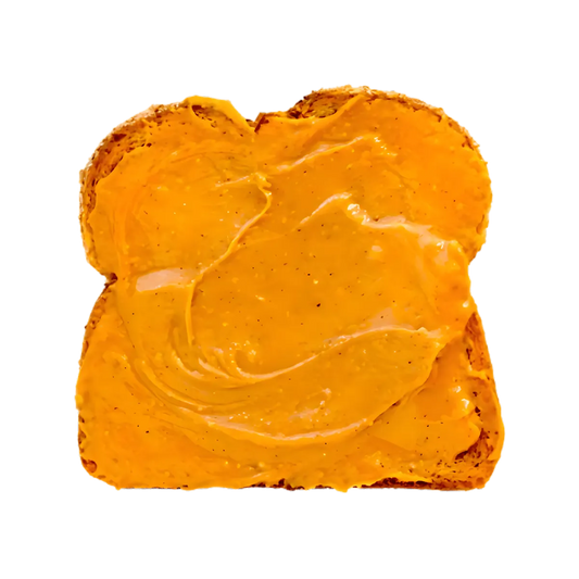Tranche de pain grillé tartinée de Beurre de Cacahuète RACINES BIO, collation saine et gourmande pour le petit-déjeuner.