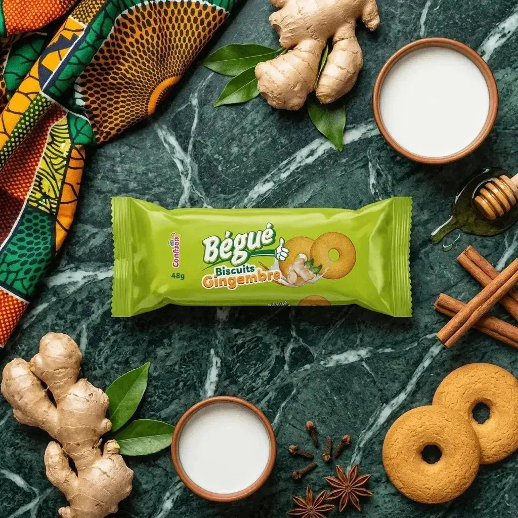 Gemberkoekje BÉGUÉ 48g op marmeren tafel met verse gember, melk, honing, kaneel.