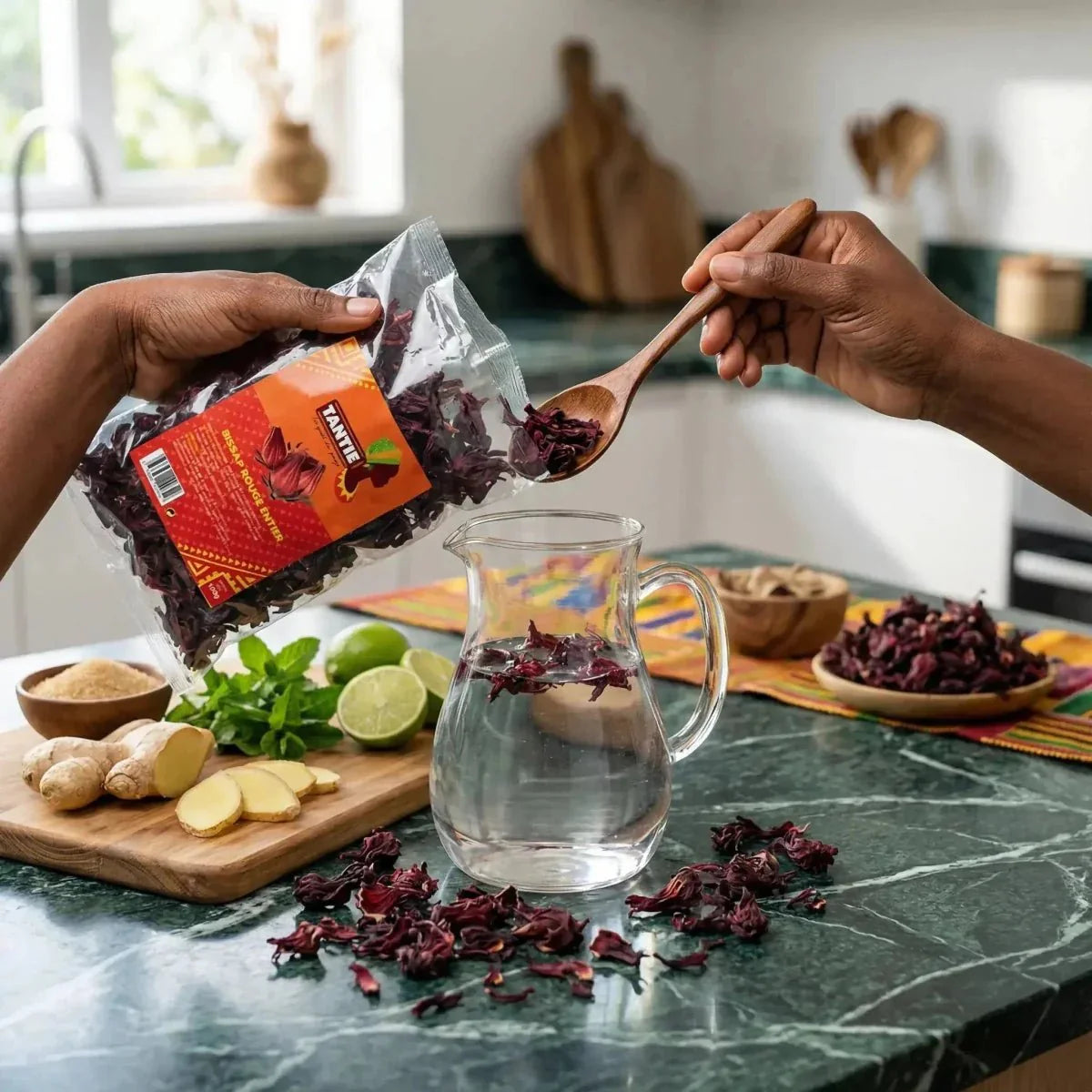 Bereiding van bissap TANTIE. Gedroogde hibiscusbloemen in een karaf water gegoten.