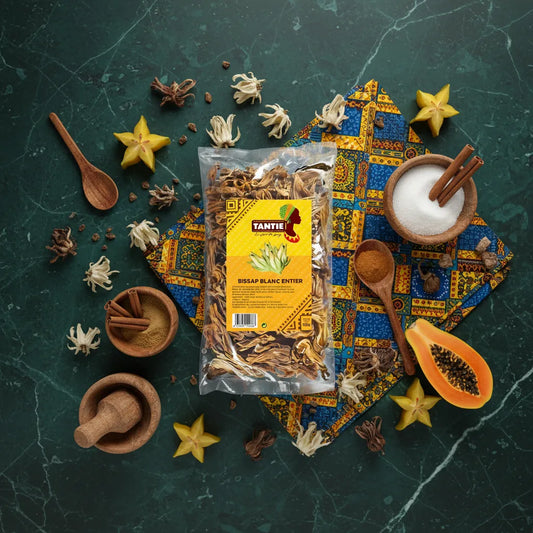 Sachet de Bissap blanc entier TANTIE entouré d'épices et fruits exotiques, parfait pour infusions maison et cocktails floraux aromatiques.