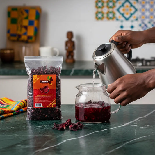 Préparation d'une infusion avec Bissap rouge entier TANTIE, eau chaude versée sur fleurs d'hibiscus. Parfait pour boissons naturelles et bien-être.