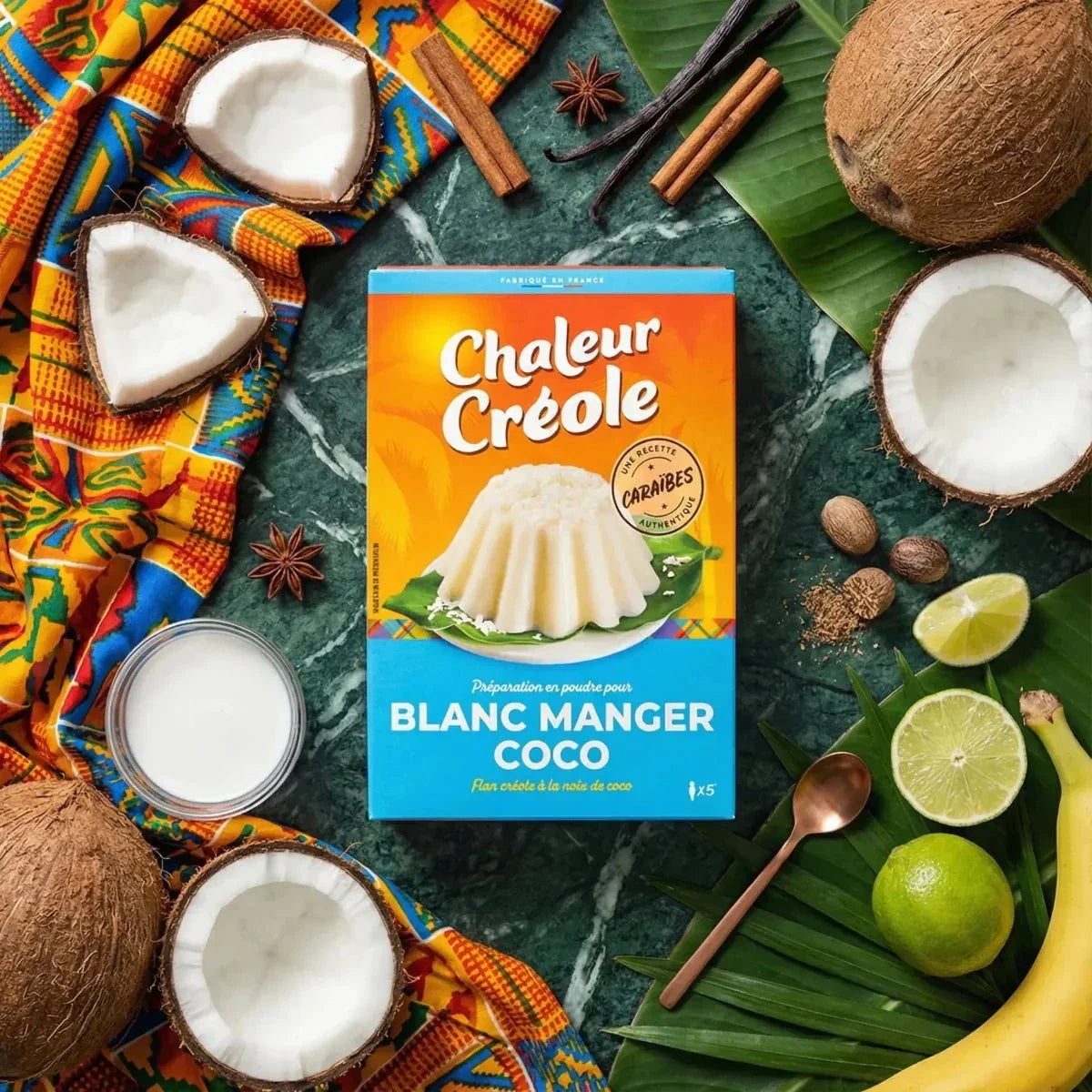 Blanc manger coco CHALEUR CRÉOLE. Boîte sur fond vert marbré, noix de coco, banane, citron vert.