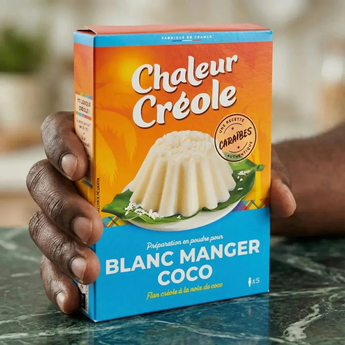 Préparation en poudre pour blanc manger coco de Chaleur Créole, présentée dans son emballage coloré.
