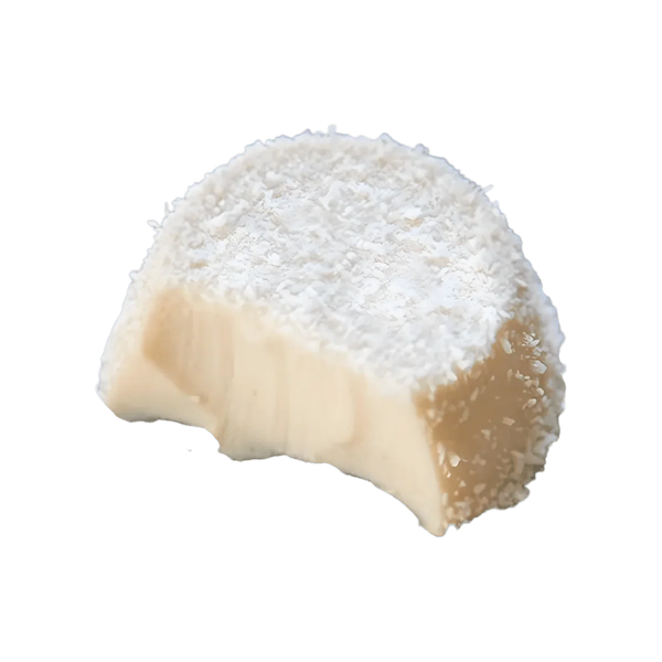 Blanc-manger coco de CHALEUR CRÉOLE, recouvert de noix de coco râpée.