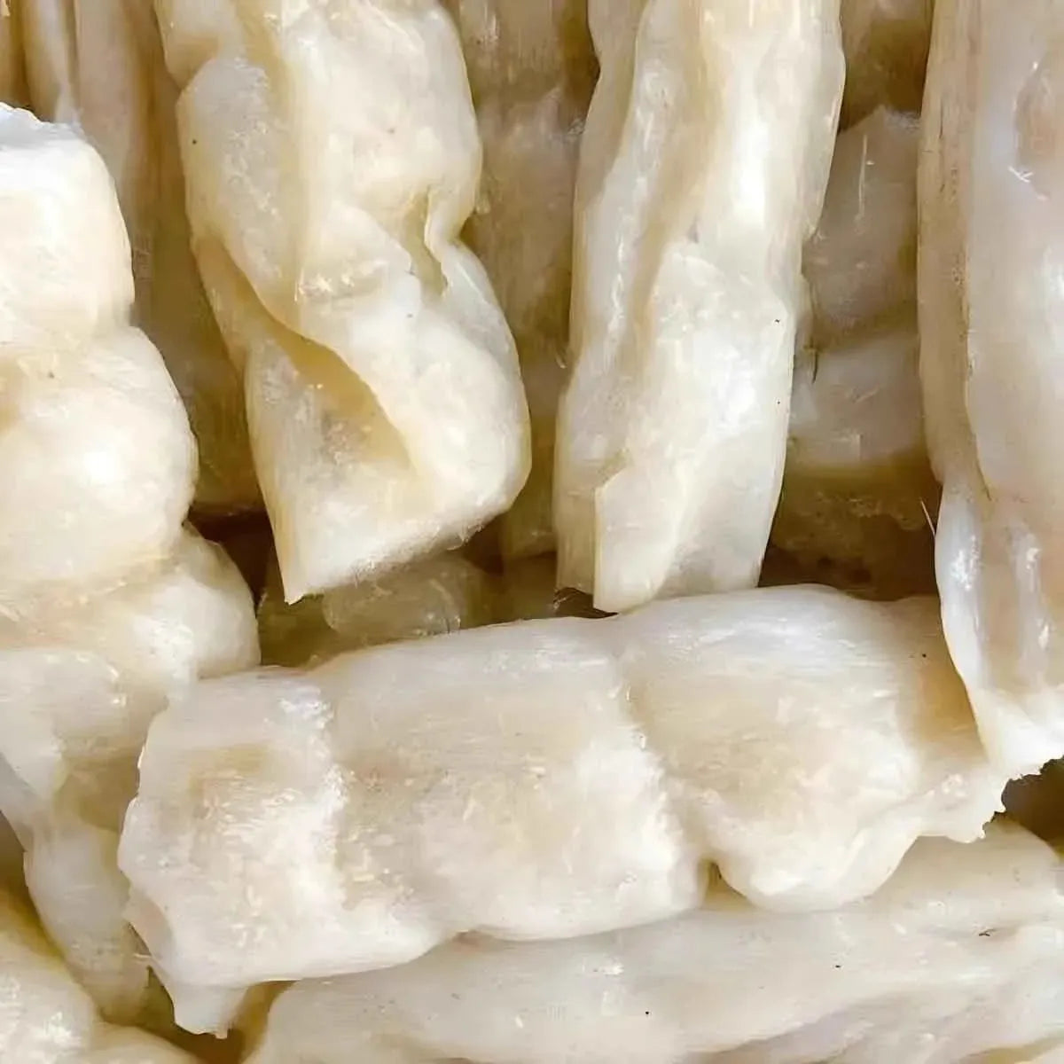 Gros plan sur la pâte de manioc cuite du bobolo frais fermenté, texture moelleuse et riche en fibres, parfaite en accompagnement.