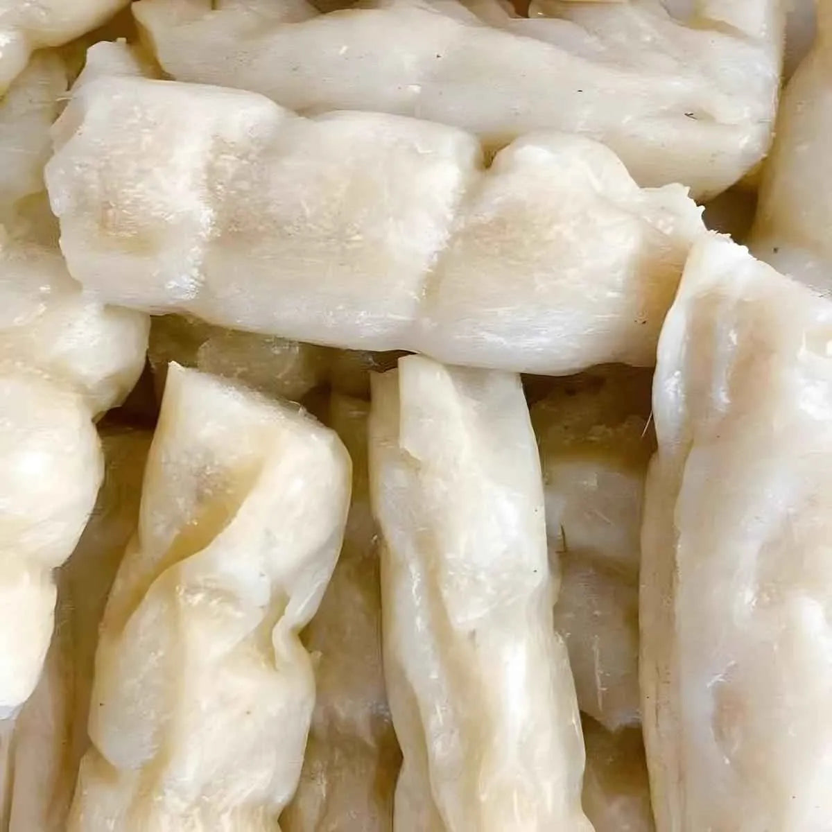 Bobolo découpé en morceaux, texture tendre de manioc cuit, idéal comme accompagnement sain et riche en fibres dans la catégorie épicerie salée.