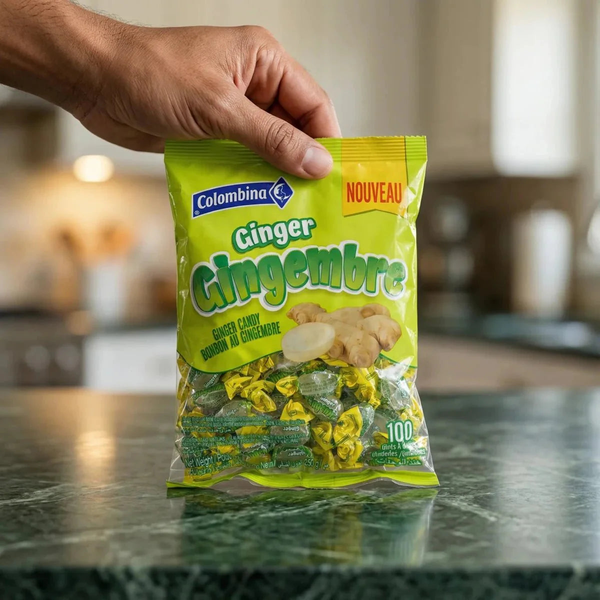 Caramelos de jengibre de Colombina, empaquetados en una bolsa verde y amarilla.