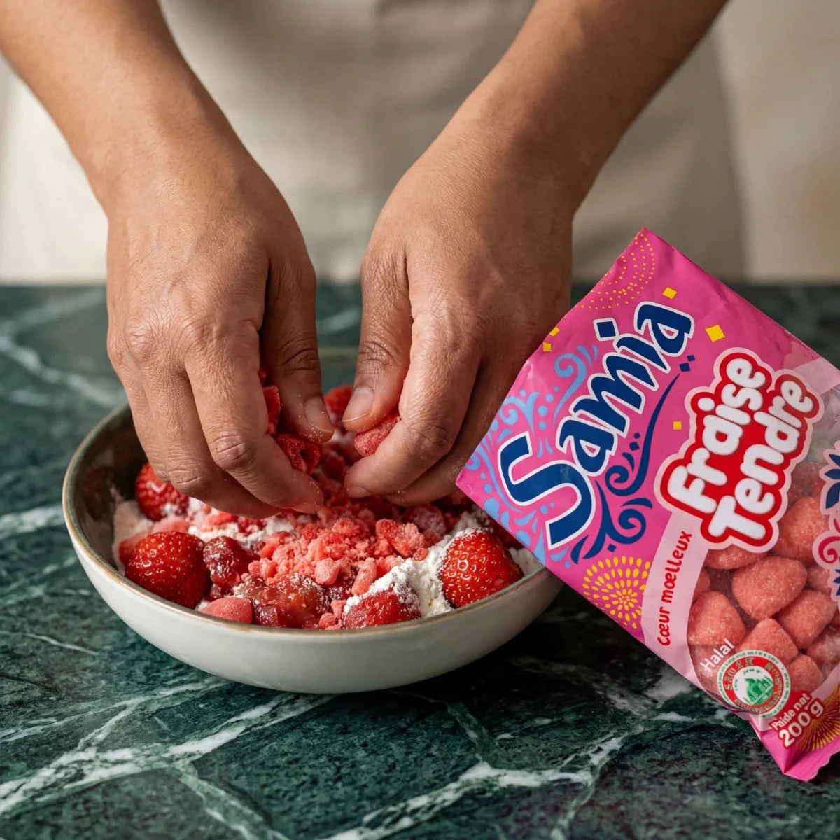 Heerlijke bereiding: verse aardbeien en zachte Samia-snoepjes, met een smeuïge kern.