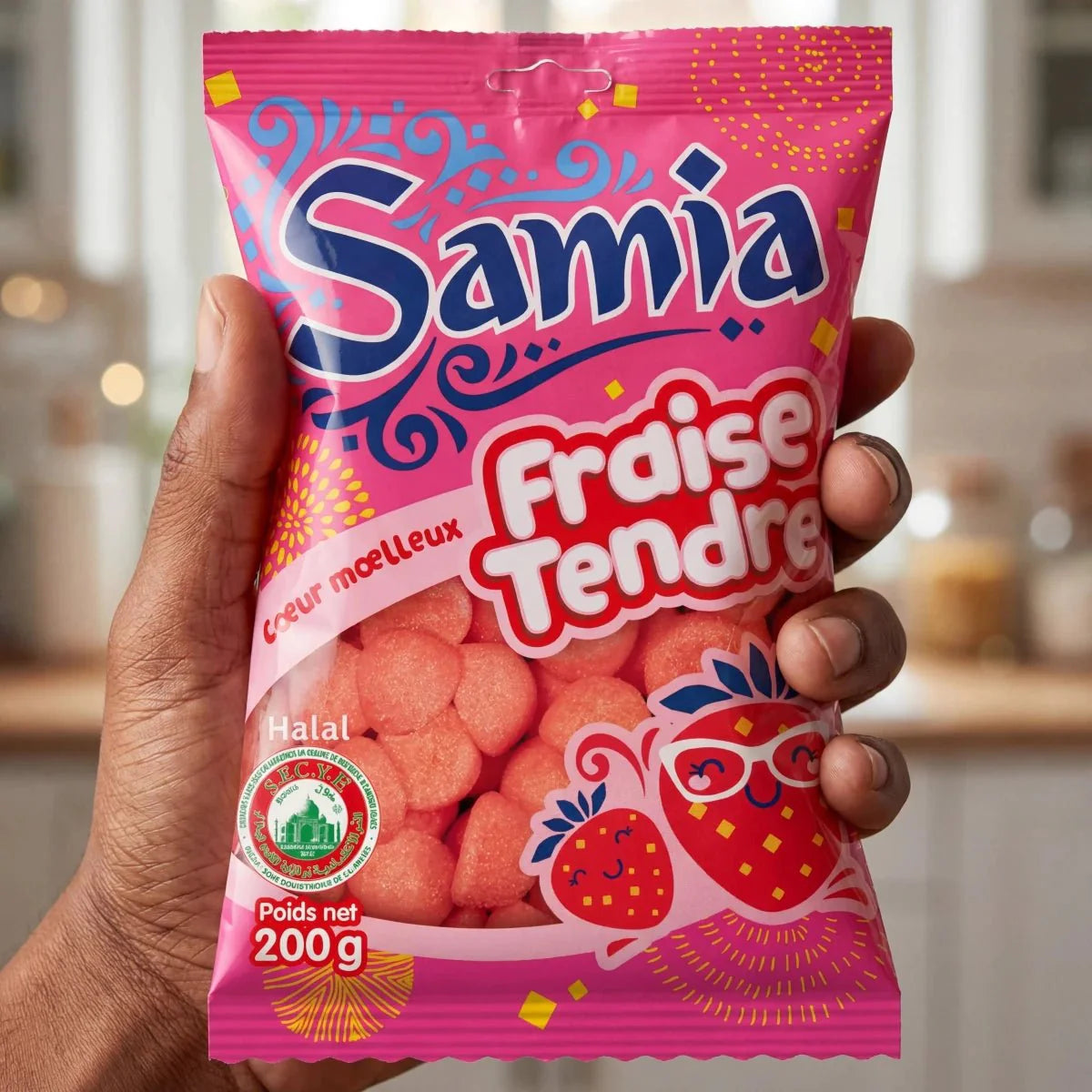 Zachte aardbeienbonbons van Samia, gepresenteerd in een roze zakje versierd met kinderlijke motieven.