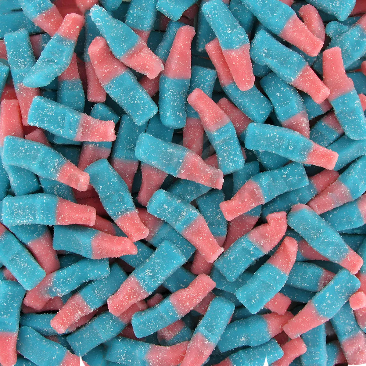 Gros plan sur bonbons halal SAMIA Bottle Pep's bleus et roses, texture gélatineuse et enrobage sucré pétillant au goût Tutti Frutti.