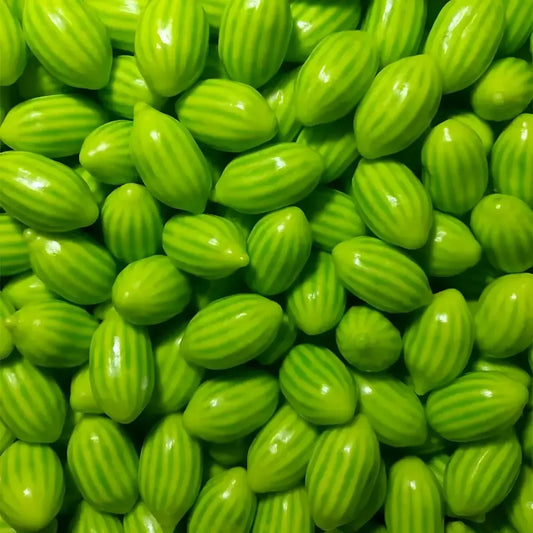 Gros plan sur les bonbons melon halal SAMIA, texture striée verte brillante, confiseries fruitées de la catégorie épicerie sucrée.