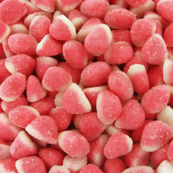 Bonbons fraise et crème halal de Samia, présentés en vrac avec une texture saupoudrée de sucre.