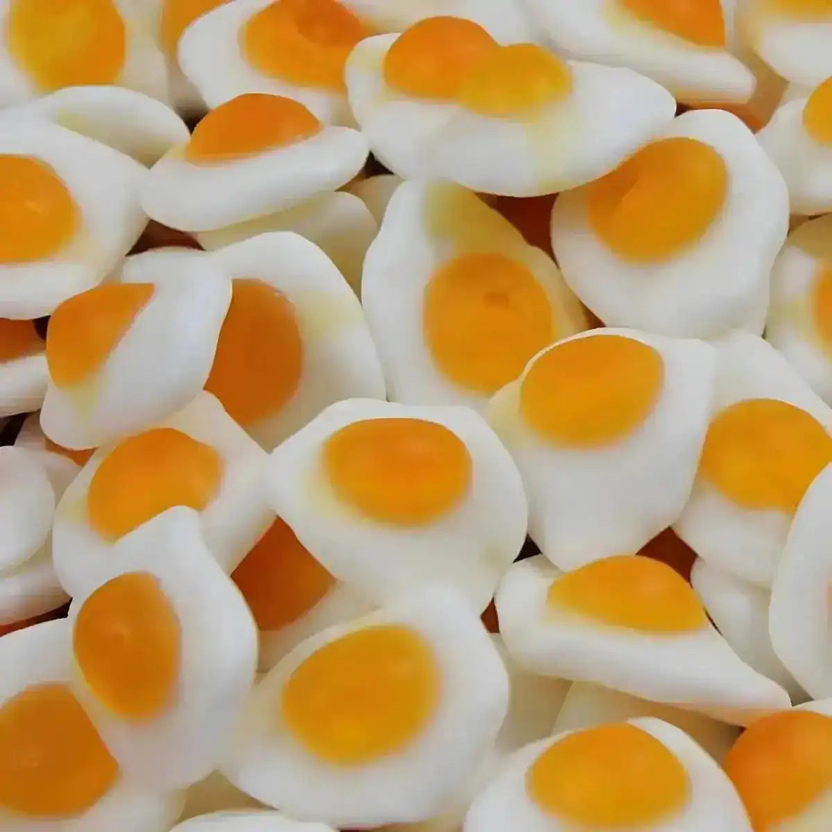 Gros plan sur les bonbons oeufs au plat halal SAMIA, texture moelleuse et visuel réaliste d'œufs au plat, friandise originale halal.