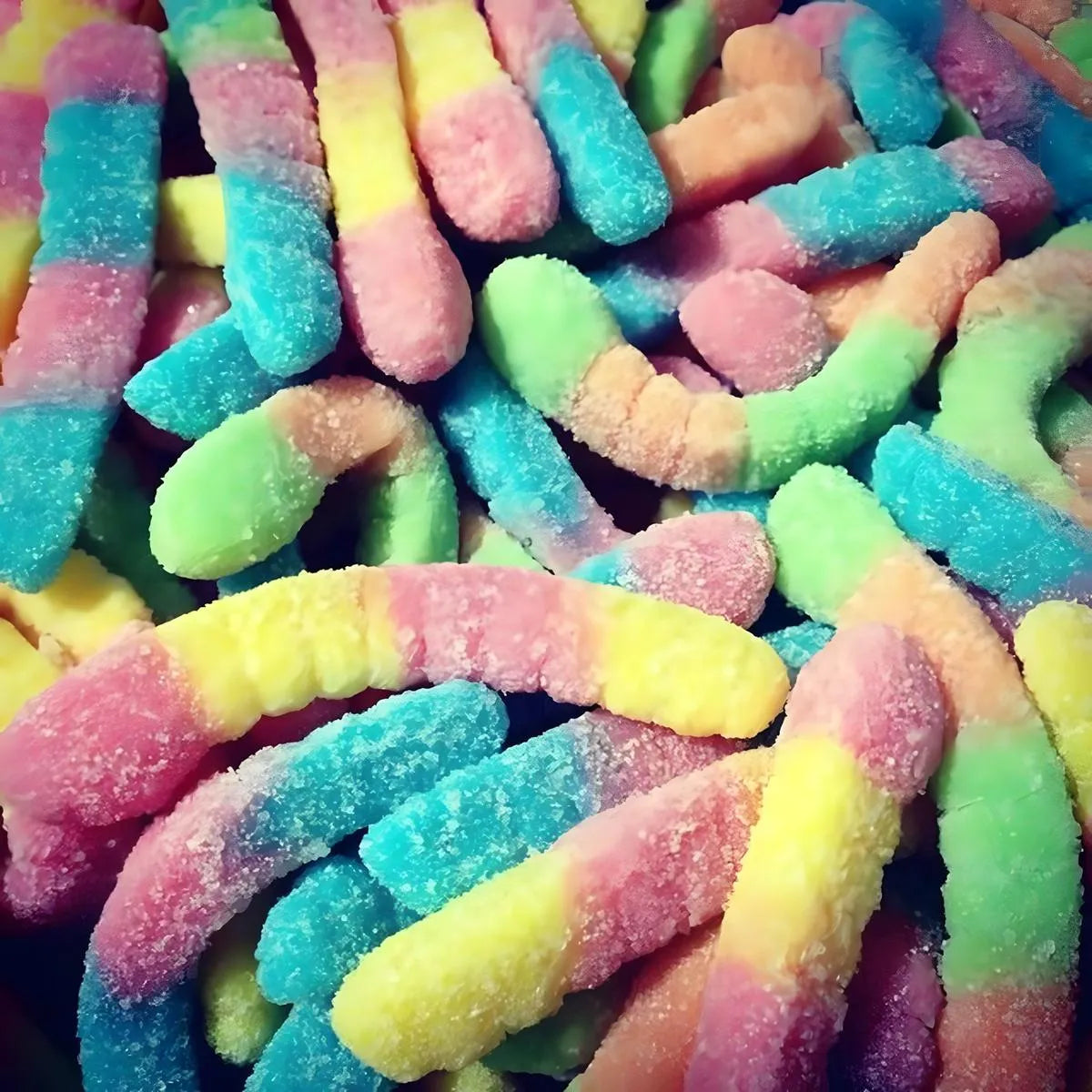 Gros plan sur bonbons Snake Pep's halal Samia multicolores, gélifiés et acidulés, en forme de serpent, parfaits pour les amateurs de douceurs halal.